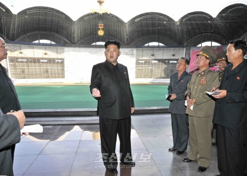 김정은원수님께서 5월1일경기장을 돌아보시고 개건보수과업을 제시하시였다.(조선중앙통신)