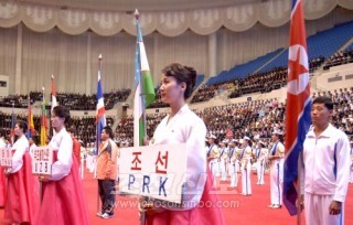 력기선수권대회에 참가하는 조선대표선수들(조선중앙통신)