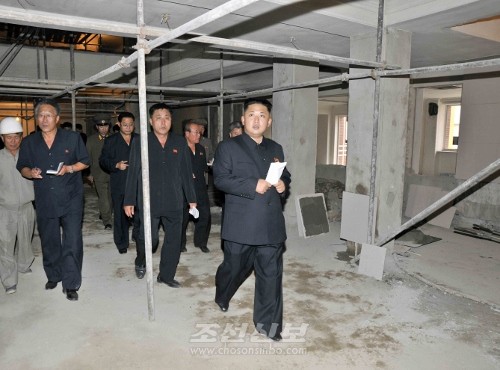 김정은원수님께서 완공단계에 이른 구강병원건설장을 현지지도하시였다.(조선중앙통신)
