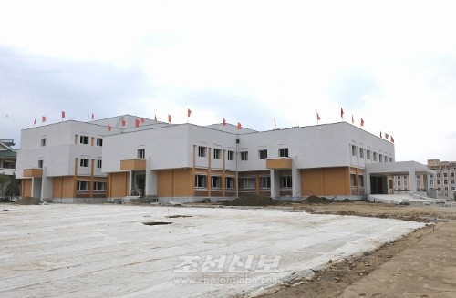 김정은원수님께서 완공단계에 이른 구강병원건설장을 현지지도하시였다.(조선중앙통신)