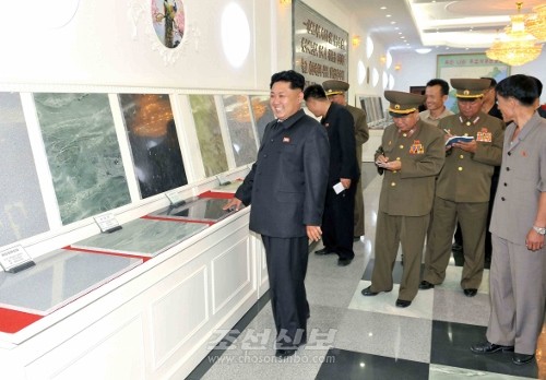 김정은원수님께서 애국돌공장을 현지지도하시였다.(조선중앙통신)