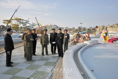 김정은원수님께서 문수물놀이장건설장을 또다시 돌아보시였다.(조선중앙통신)