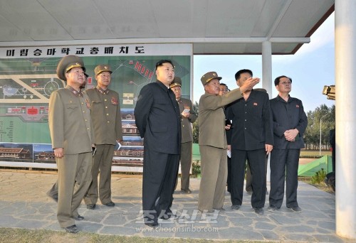 김정은원수님께서 완공단계에 이른 미림승마구락부건설장을 돌아보시였다.(조선중앙통신)