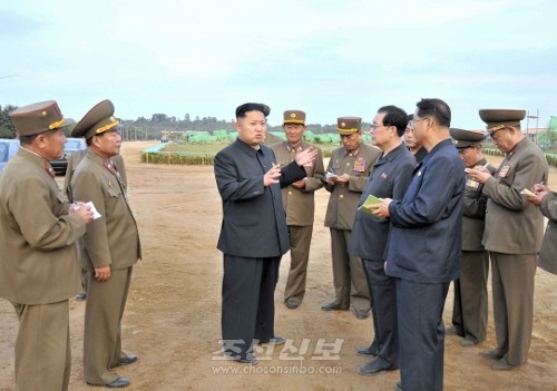 김정은원수님께서 완공단계에 이른 미림승마구락부건설장을 돌아보시였다.(조선중앙통신)