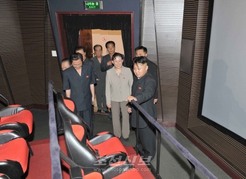 김정은원수님께서 릉라인민유원지 유희장에 새로 건설한 립체률동영화관과 전자오락관들을 돌아보시였다.(조선중앙통신)