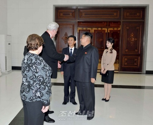 김정은원수님께서 로씨야 21세기관현악단공연을 관람하시였다.(조선중앙통신)