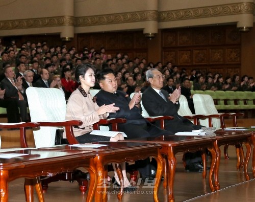 김정은원수님께서 로씨야 21세기관현악단공연을 관람하시였다.(조선중앙통신)
