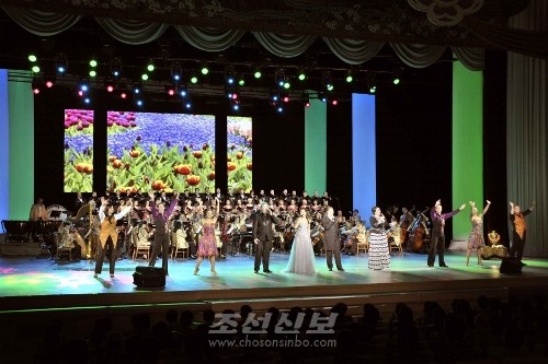 김정은원수님께서 로씨야 21세기관현악단공연을 관람하시였다.(조선중앙통신)