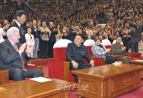 김정은원수님께서 로씨야 21세기관현악단 성원들, 평양시민들과 함께 모란봉악단과 공훈국가합창단의 합동공연을 관람하시였다.(조선중앙통신)
