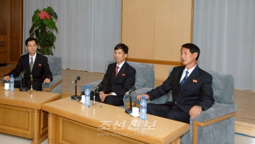 좌담회에서 발언하는 박진근씨(오른쪽)와 장광철씨(가운데, 조선중앙통신)
