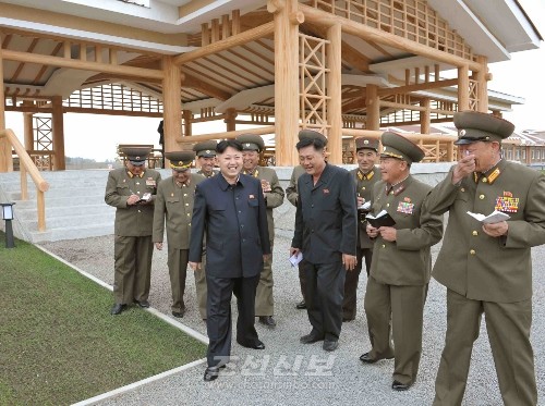 김정은원수님께서 완공된 미림승마구락부를 돌아보시였다.(조선중앙통신)