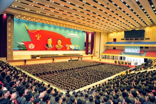 김정은원수님께서 조선인민군 제4차 중대장, 중대정치지도원대회 참가자들의 사격경기대회를 지도하시였다.(조선중앙통신)