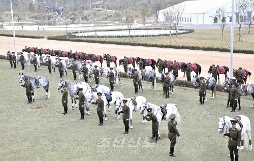 김정은원수님께서 완공된 미림승마구락부를 돌아보시였다.(조선중앙통신)