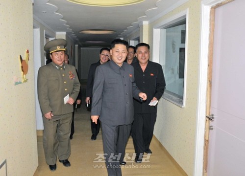 김정은원수님께서 완공을 앞둔 아동병원건설장을 돌아보시였다.(조선중앙통신)