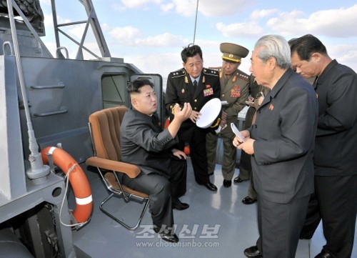 김정은원수님께서 새로 건조한 전투함정들을 보시고 기동훈련을 지도하시였다.(조선중앙통신)