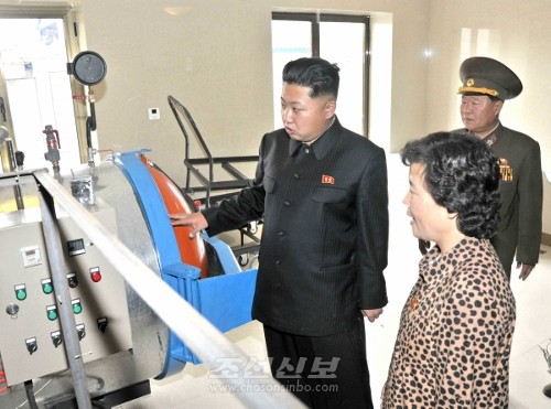 김정은원수님께서 새로 건설한 국가과학원 중앙버섯연구소를 현지지도하시였다.(조선중앙통신)