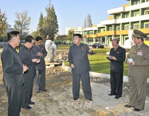 김정은원수님께서 완공을 앞둔 아동병원건설장을 돌아보시였다.(조선중앙통신)