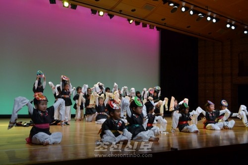 교또부내 조선학교 학생들의 공연은 대절찬을 받았다.