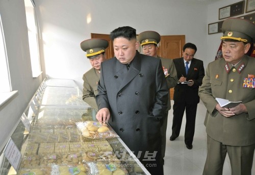 김정은원수님께서 조선인민군 제354호식료공장을 현지지도하시였다.(조선중앙통신)