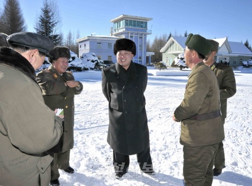 김정은원수님께서 항공절을 맞으며 조선인민군 항공 및 반항공군 제991군부대를 방문하시고 장병들을 축하하시였다.(조선중앙통신)