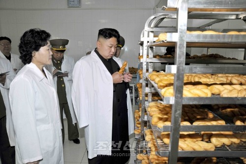 김정은원수님께서 조선인민군 제354호식료공장을 현지지도하시였다.(조선중앙통신)
