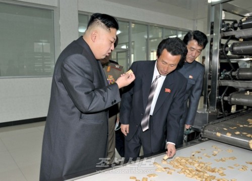 김정은원수님께서 조선인민군 11월2일공장을 현지지도하시였다.(조선중앙통신)