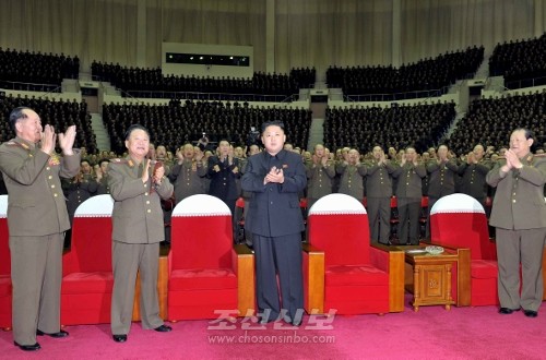 김정은원수님께서 조선인민군 제2차 보위일군대회 참가자들과 함께 공훈국가합창단의 공연을 관람하시였다.(조선중앙통신)