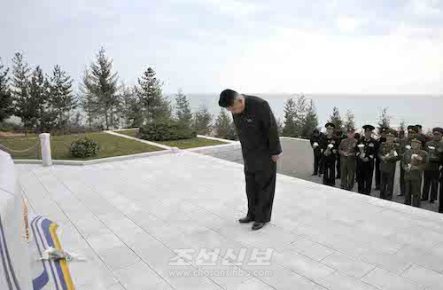 김정은원수님께서 전투임무수행중에 희생된 조선인민군 해군 제790군부대 용사들의 묘를 찾으시였다.(조선중앙통신)