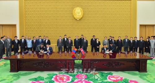 　조선과 몽골 정부사이의 공업 및 농업 그리고 문화, 체육 및 관광분야에서의 협조에 관한 협정이 조인되였다.(10월 28일, 조선중앙통신)