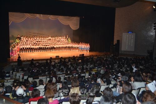 금강산가극단과 生野조선초급학교 학생들의 합동공연 《이어가자》.