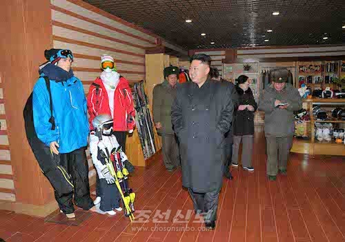 김정은원수님께서 완공을 앞둔 마식령스키장을 현지지도하시였다.(조선중앙통신)