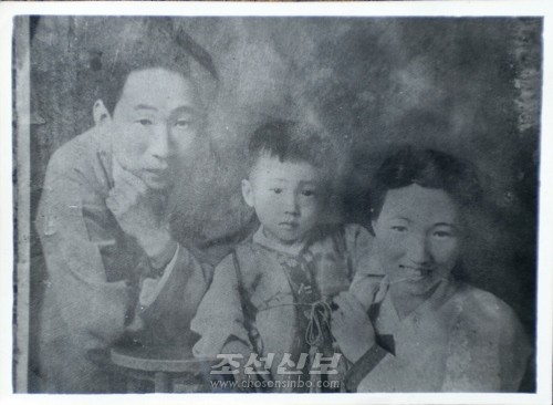 김사량(왼쪽)과 가족들(사진은 가족들이 제공)
