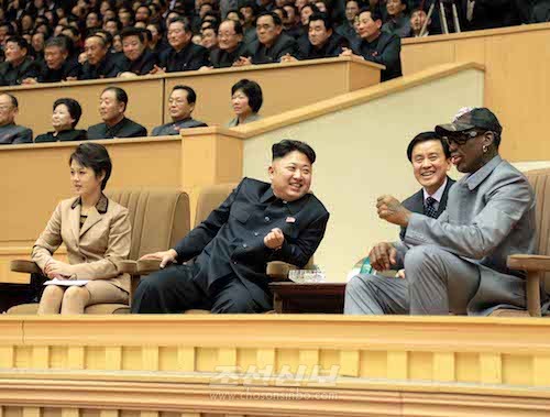 김정은원수님께서 데니스 로드맨씨와 함께 조선과 미국 롱구선수들의 경기를 관람하시였다.(조선중앙통신)