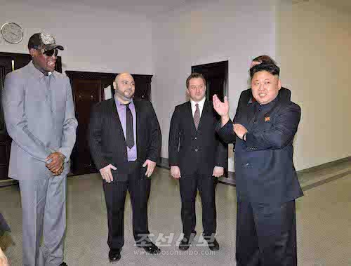 김정은원수님께서 데니스 로드맨씨와 함께 조선과 미국 롱구선수들의 경기를 관람하시였다.(조선중앙통신)