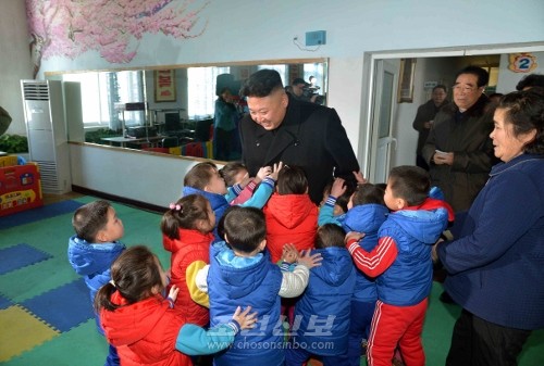 김정은원수님께서 평양시의 육아원과 애육원을 돌아보시였다.(조선중앙통신)