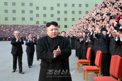 김정은원수님 참석밑에 조선로동당 제8차 사상일군대회 참가자들과 기념사진을 찍으시였다.(조선중앙통신)