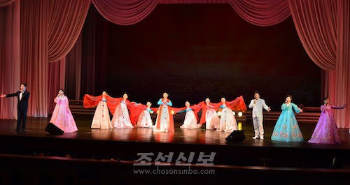 재일조선인예술단의 공연모습(조선중앙통신)