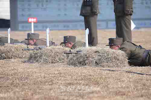 김정은원수님께서 김정숙해군대학과 김책항공군대학 교직원들의 사격경기를 지도하시였다.(조선중앙통신)