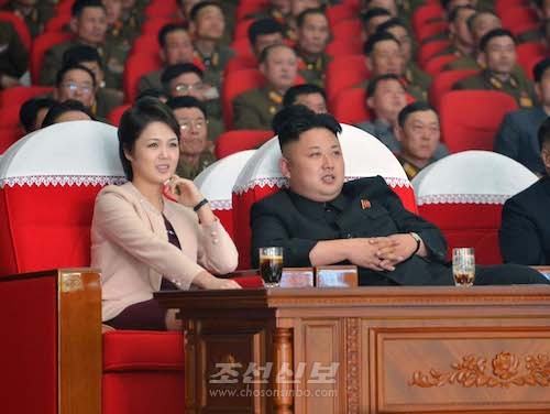 김정은원수님께서 인민군장병들과 함께 모란봉악단의 공연을 관람하시였다.(조선중앙통신)