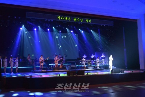 김정은원수님께서 인민군장병들과 함께 모란봉악단의 공연을 관람하시였다.(조선중앙통신)