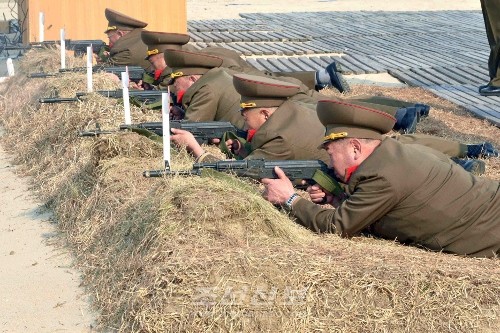 김정은원수님께서 군종, 군단급단위 지휘성원들의 사격경기를 지도하시였다.(조선중앙통신)