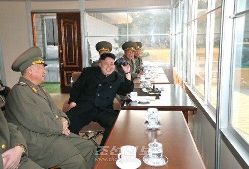 김정은원수님께서 군종, 군단급단위 지휘성원들의 사격경기를 지도하시였다.(조선중앙통신)