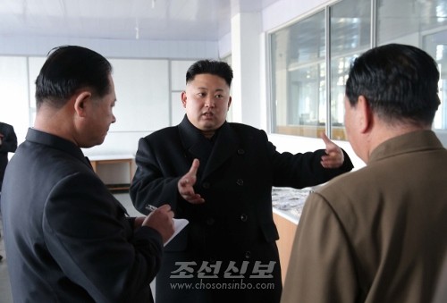 김정은원수님께서 평양약전기계공장을 현지지도하시였다.(조선중앙통신)