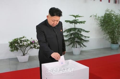 김정은원수님께서 9일, 김일성정치대학을 방문하시고 인민군장병들과 함께 최고인민회의 대의원선거를 위한 제105호구 제43호분구선거장에서 선거에 참가하시였다.(조선중앙통신)