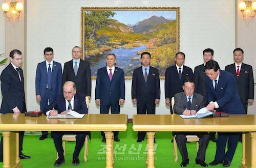조선상업회의소와 로씨야상공회의소사이의 협조에 관한 합의서가 21일 평양에서 조인되였다. (조선중앙통신)