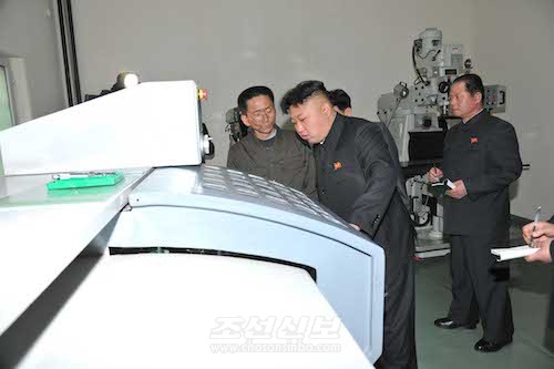김정은원수님께서 강태호동무가 사업하는 기계공장을 현지지도하시였다.(조선중앙통신)