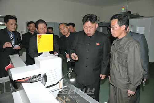 김정은원수님께서 강태호동무가 사업하는 기계공장을 현지지도하시였다.(조선중앙통신)