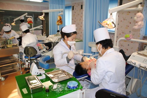 어린이들을 치료해주고있는 류경구강병원 의사들(사진 리동호기자)