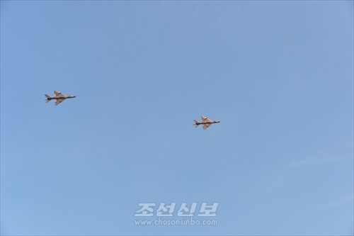 김정은원수님께서 오중흡7련대칭호를 수여받은 조선인민군 항공 및 반항공군 제188군부대의 비행훈련을 지도하시였다.(조선중앙통신)