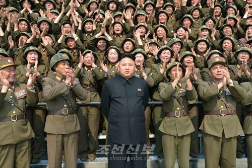 김정은원수님께서 조선인민군 제851군부대관하 녀성방사포병구분대 포사격훈련을 지도하시였다.(조선중앙통신)